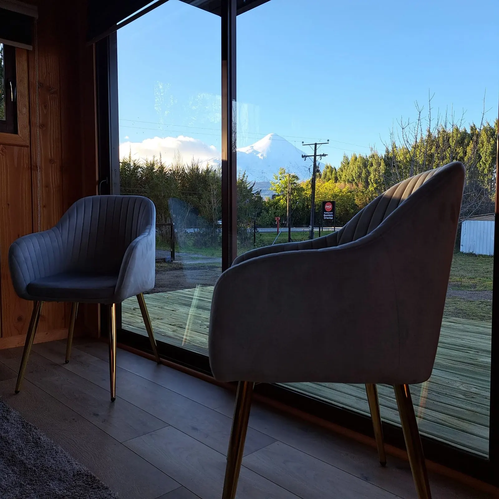 Vista interior con sillones y volcán al fondo