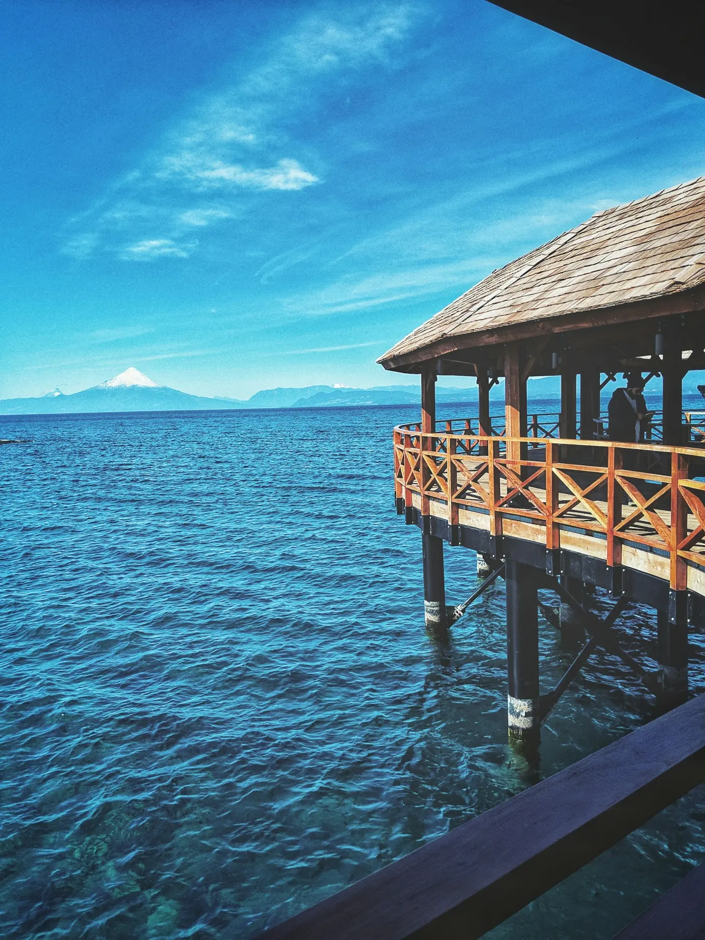 Muelle sobre el lago Llanquihue con vista al volcán Osorno