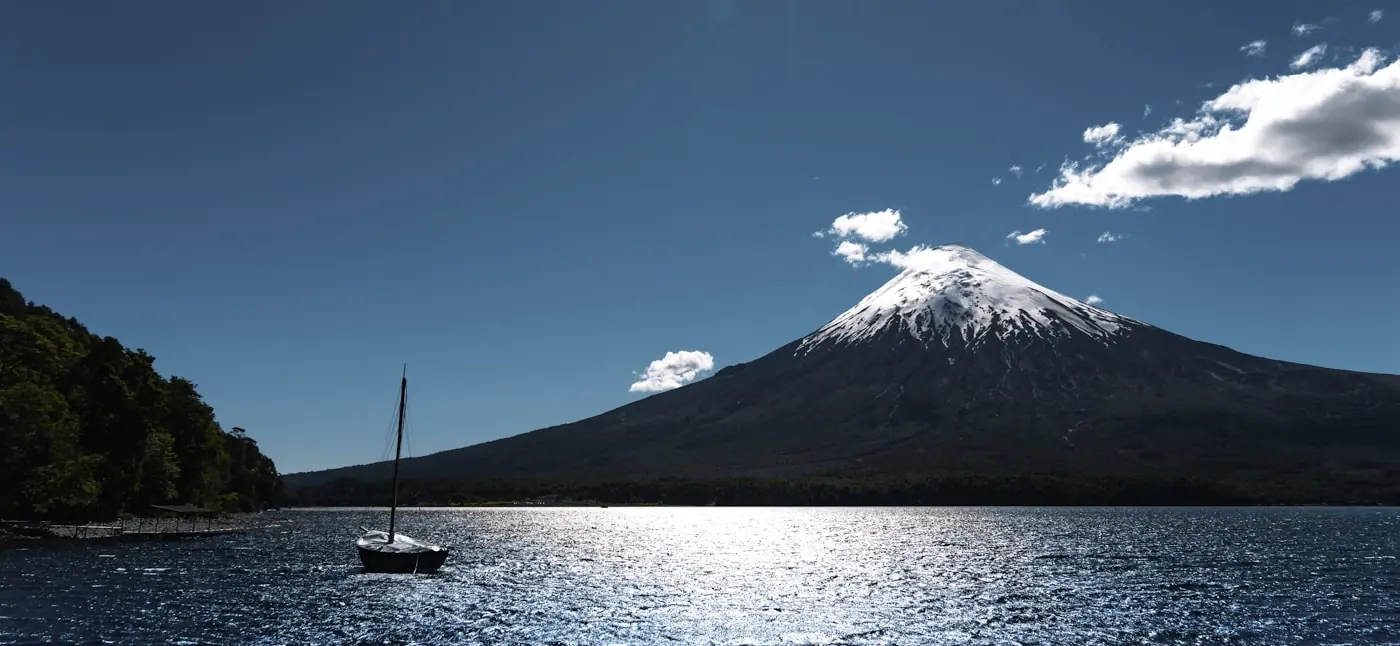 Lago Todos los Santos con montañas y embarcación