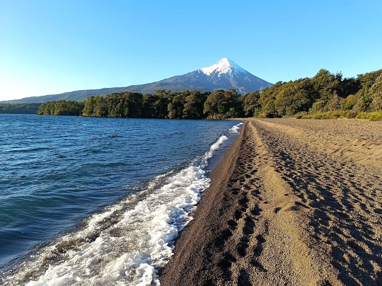 Playa de Ensenada junto al lago Llanquihue y el volcán Osorno