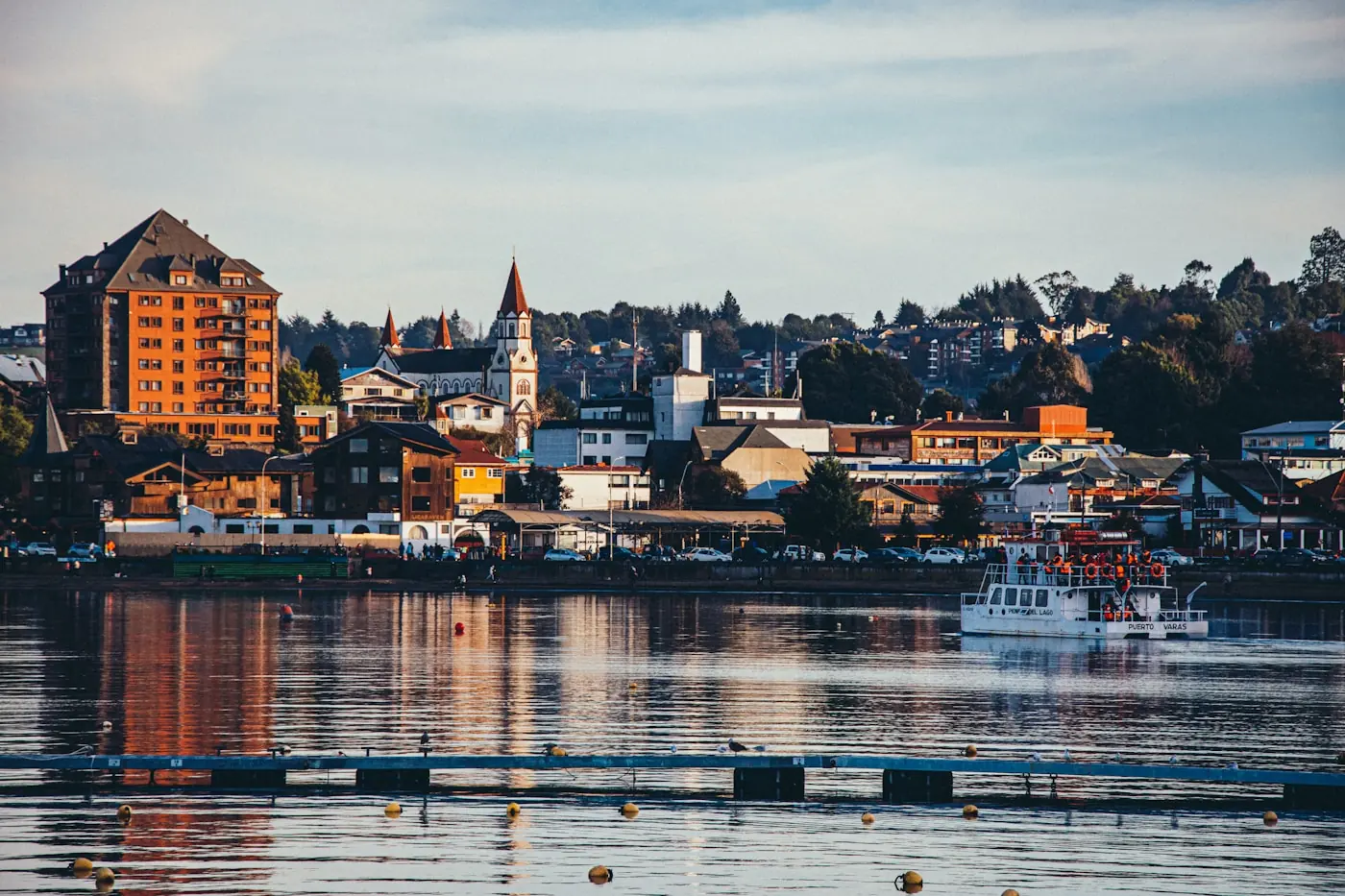 Vista de Puerto Varas junto al lago Llanquihue
