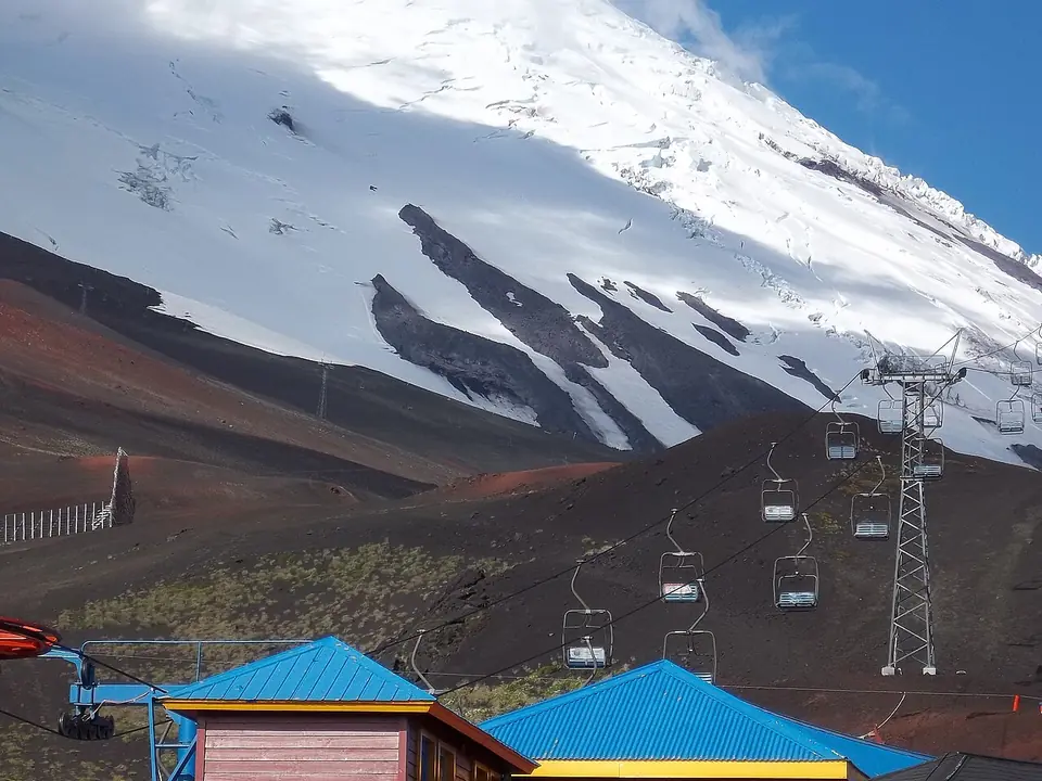 Aerosillas en el Volcán Osorno durante la temporada de nieve