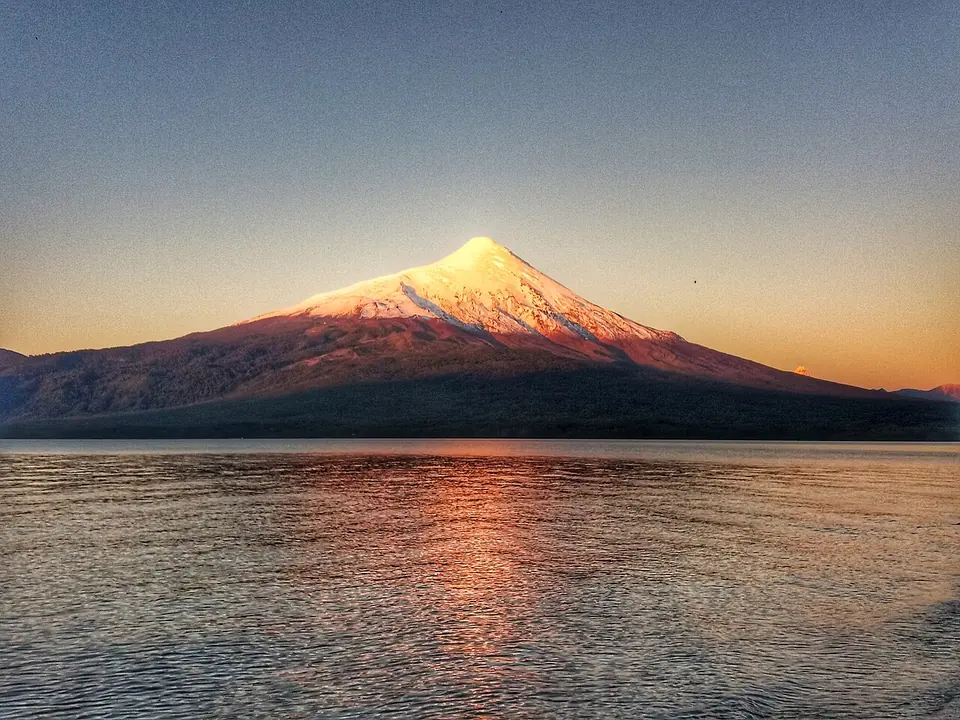 Volcán Osorno visto desde la playa de Ensenada