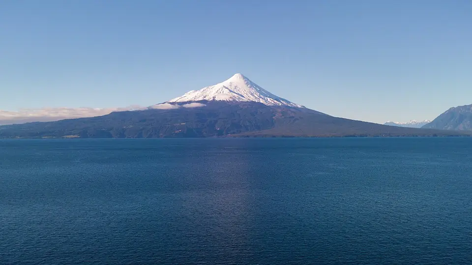 Volcán Osorno y lago Llanquihue desde el sector Los Riscos
