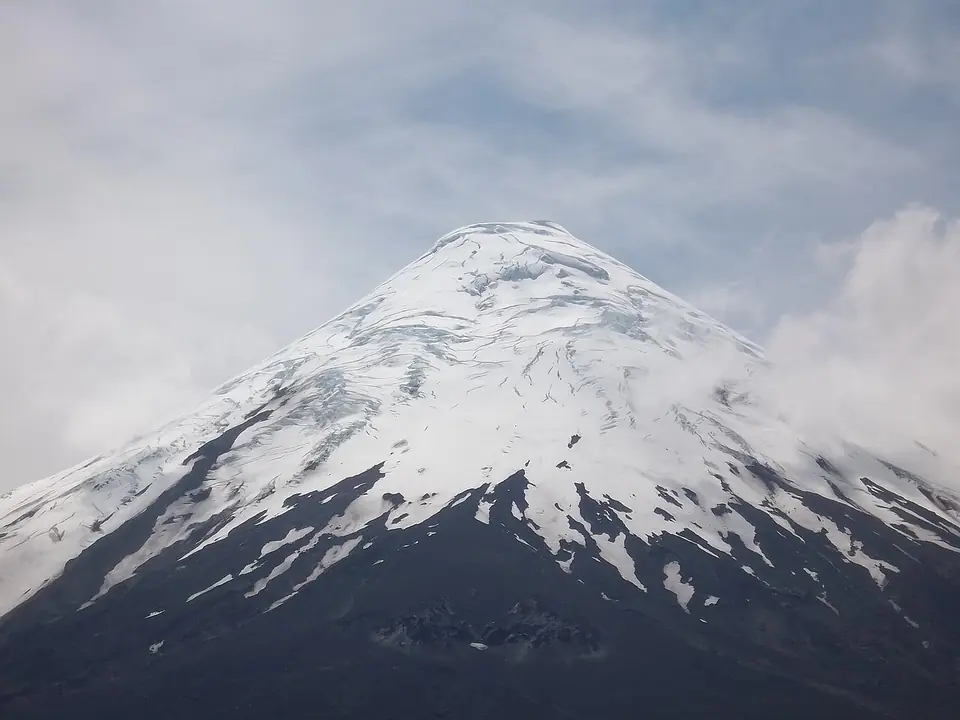 Volcán Osorno visto desde los Saltos del Petrohué